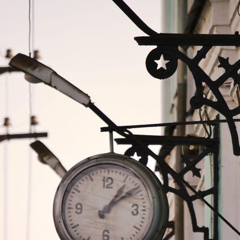 Фото Дмитрия Подоксёнова. Часы на перроне железнодорожного вокзала. Фото Д. Подоксёнова